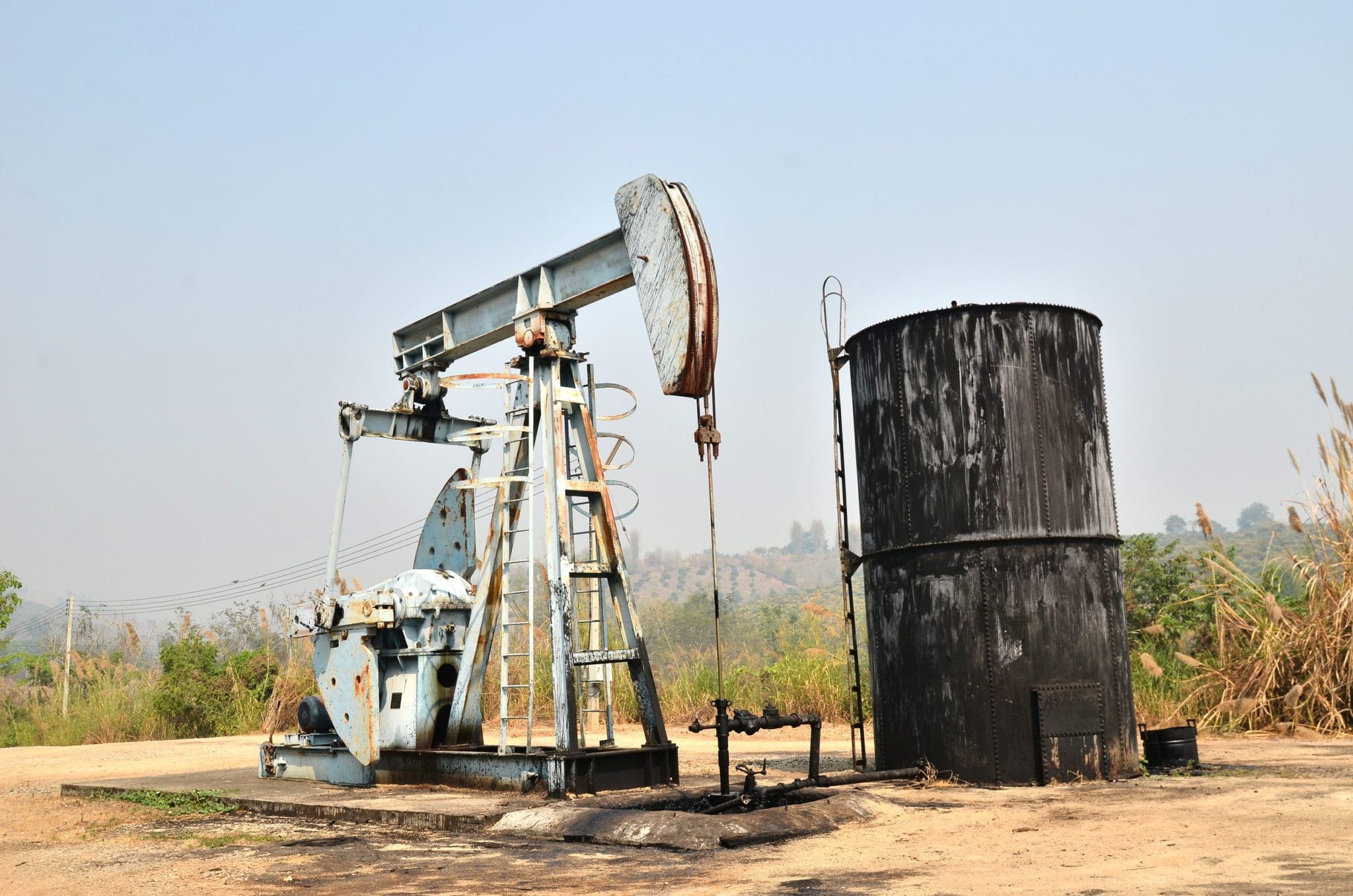 Нефтяный. Бурение скважин для качания нефти. Нефтяные насосы в поле. Сырая нефть из скважины. Нефтяная скважина для презентации.