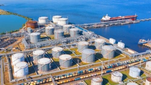 Oil inventories increase, storage near capacity