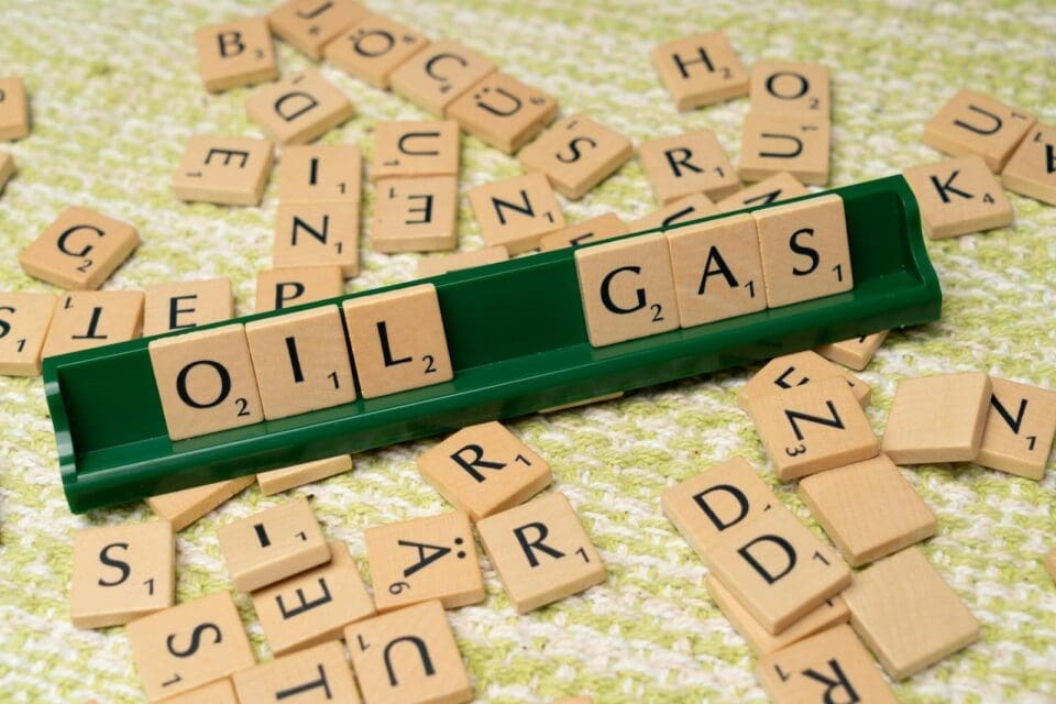 A wooden block with the word oil on it