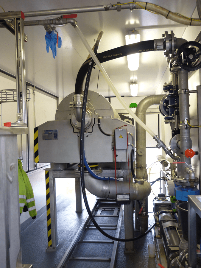 These systems are based on a network of collection points, often found in workshops, gas stations and recycling centers. Efficient logistics are crucial to quickly transport collected waste oil to recycling facilities, where it is cleaned and either reused or disposed of safely.