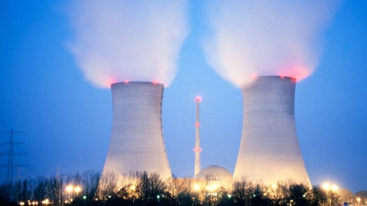 China sets reactor vessel at Xudabao