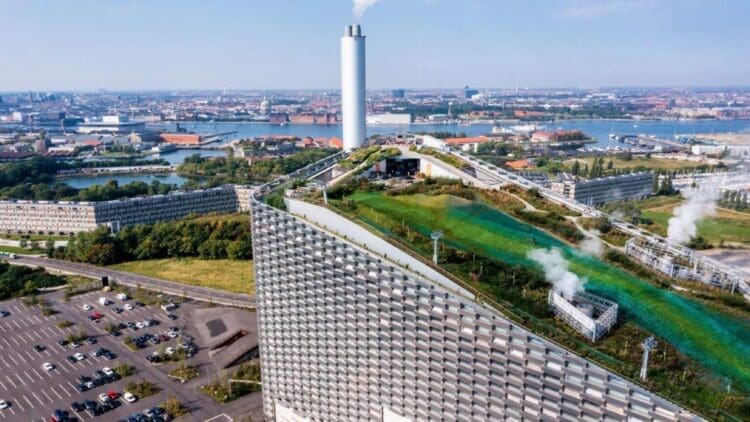 2,600,000 tonnes of waste will power a ski slope — Power plant meets urban adventure at CopenHill 1 waste power