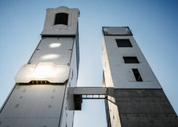 Germany ignores solar panels tower covered mirrors