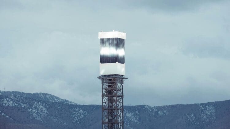 This doesn’t look like solar anymore: 14,500 mirrors chase the sun and turn a tower into a 1,049°F furnace 1 solar mirrors tower glimpse after panels