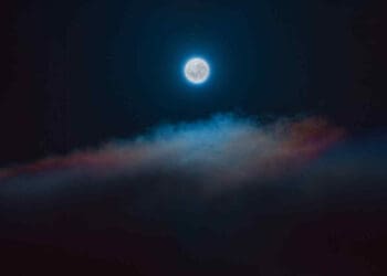 Moon begins to produce moonbows