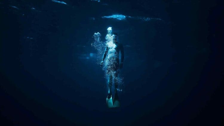 It’s an unusual genetic mutation — ‘Super-divers’ genetically adapted to dive 200 ft and hold breath up to 13 minutes 1 diver holding breath under water