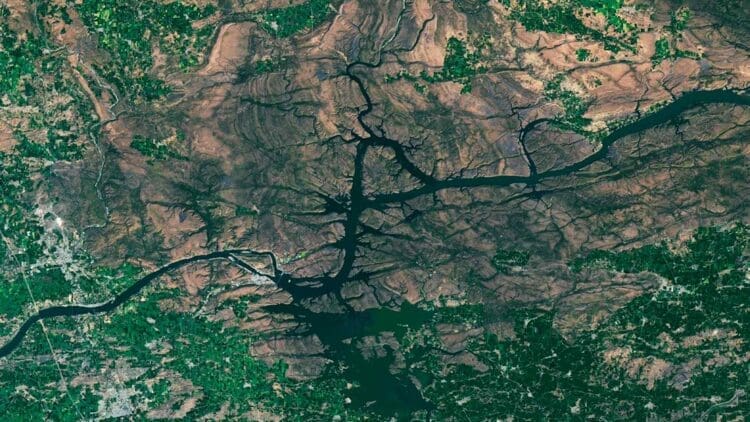 It started as a small solar project on empty land — Now it’s visible from space and experts call it "the mother of all the energy plants" 1 floating solar farm visible from space