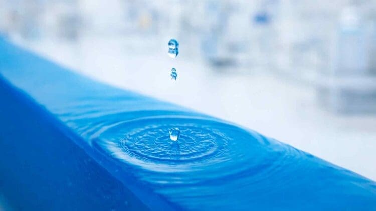 falling water droplet