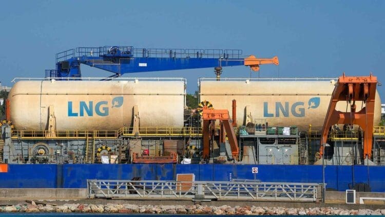 LNG containers port
