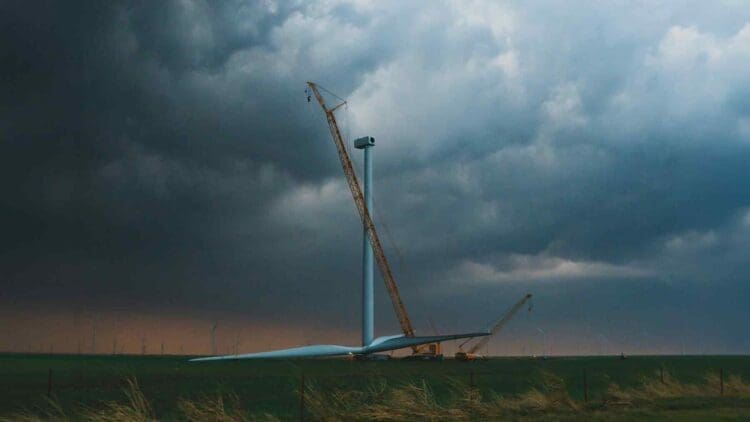 A wind turbine exploded over a sheep paddock, scattering blade fragments across the field—then the farmers made a decision no one expected 1 wind turbine blade maintenance