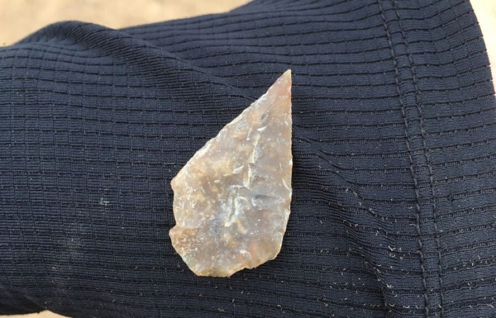 Beeford Neolithic arrowhead option 1 896x574 1