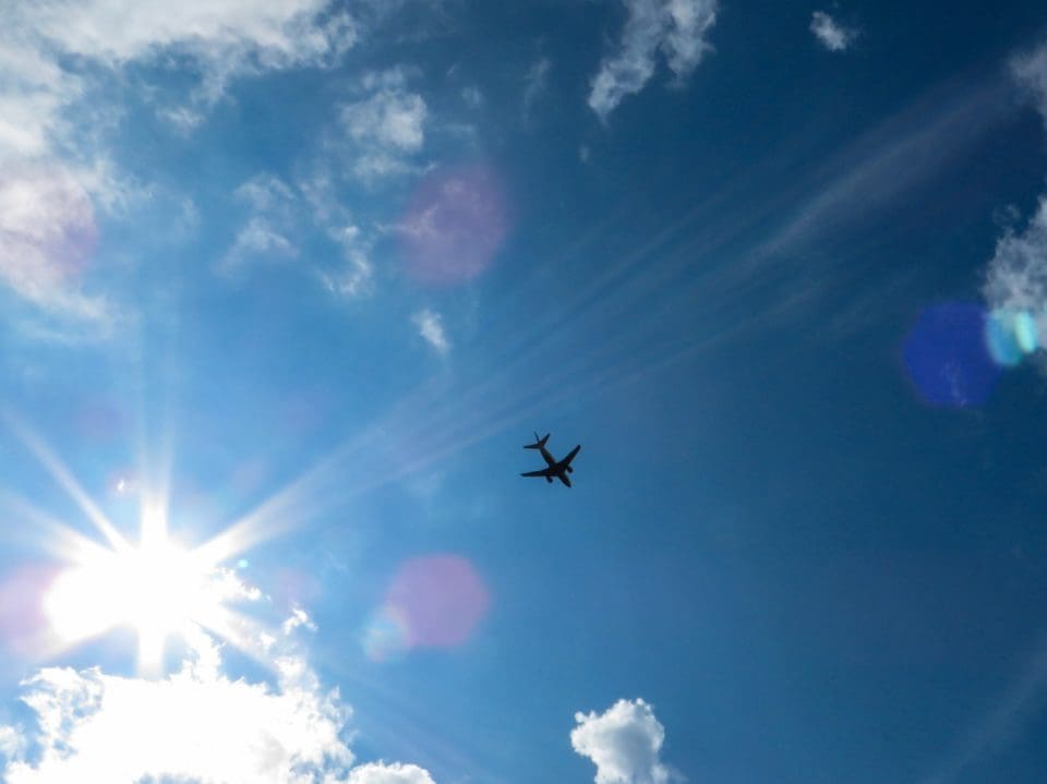 https://c.pxhere.com/photos/a3/34/sky_sun_blue_clouds_aircraft_rays_back_light_freedom-890826.jpg!d